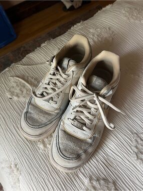 Nike women’s White and Beige Low-Top Sneakers